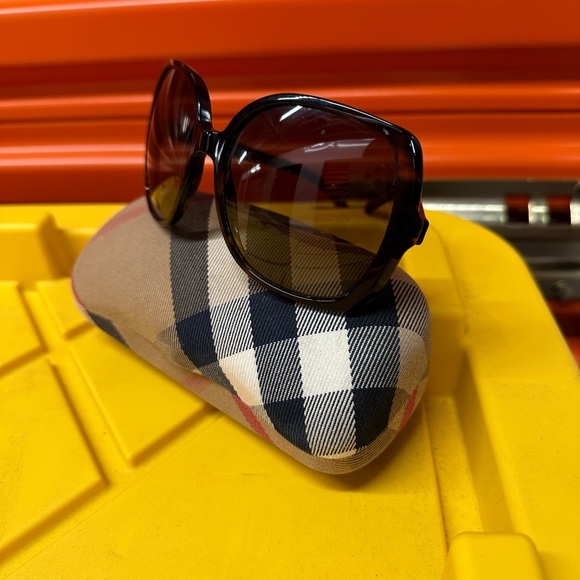 Burberry sunglasses - Picture 2 of 7